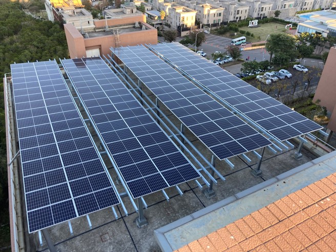 南山人寿扩大再生能源使用规划，于2021年投入约新臺币2千万元发展绿电系统，在台中乌日「南山教育训练中心」屋顶设置太阳能发电系统，预计专案完工后，每年可减少排碳量150公吨。(图/南山人寿提供)