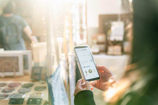 25日高雄市政府再宣布正式推出「创意逛大街」，在文博会及设计展期间，横跨38个区域，串联超过百家具有设计质感的文创品牌店家，推出限定商品及服务。（高市文化局提供／杨舒婷高雄传真）