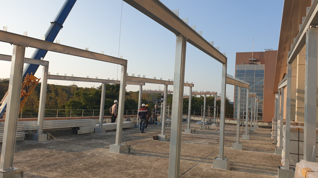 南山人寿于台中乌日「南山教育训练中心」屋顶，架设组装太阳能电钢结构。(图/南山人寿提供)