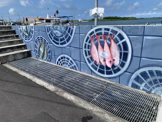 渔村日常跃上护岸，营造成渔村新亮点，不少民眾都讚嘆，青山渔港变美了。（台南市政府提供／曹婷婷台南传真）