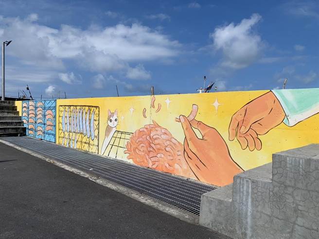 渔村日常跃上护岸，营造成渔村新亮点，不少民眾都讚嘆，青山渔港变美了。（台南市政府提供／曹婷婷台南传真）