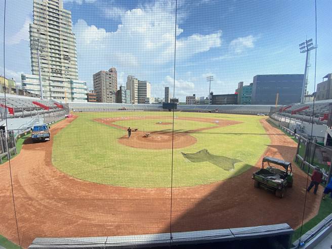 新竹市立棒球場開幕僅2天就被喊卡延賽，對於球員受傷與球迷的權益受損，新竹市議會將提案成立「棒球場設施改善監督小組」，嚴格監督球場的改善工程。（陳育賢攝）