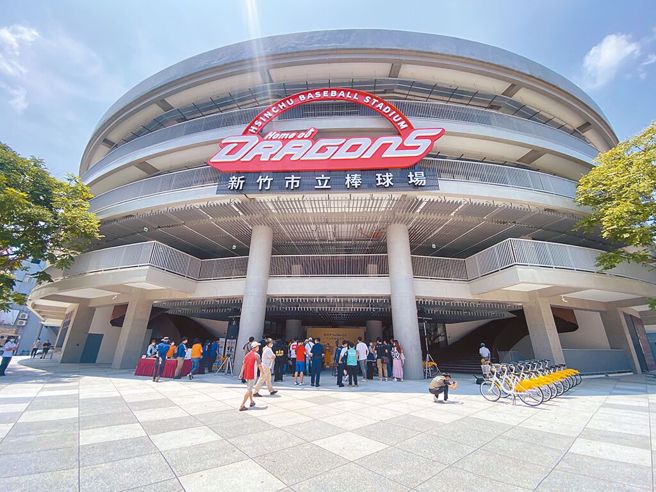 新竹市政府获前瞻基础建设预算补助，花12亿元整建的新竹棒球场，22日首度有职棒进场开打，却造成不少球员受伤意外。（资料照 周志豪摄）
