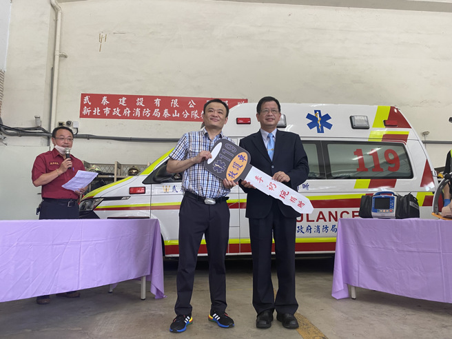 李振吉先生本次捐贈的救護車，該車也將成為新北消防局「5G智能行動急診救護車」的一員。(新北消防局提供)