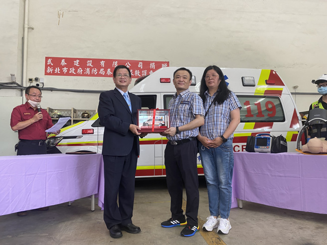 李振吉先生本次捐贈的救護車，該車也將成為新北消防局「5G智能行動急診救護車」的一員。(新北消防局提供)