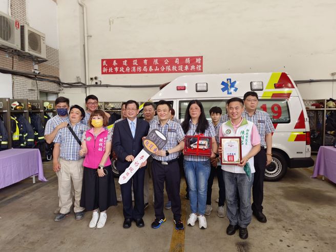 李振吉先生本次捐贈的救護車，該車也將成為新北消防局「5G智能行動急診救護車」的一員。(新北消防局提供)