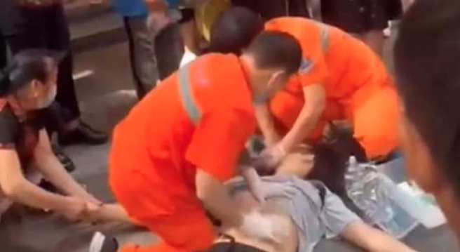 醫護到場後為少年實施哈姆立克法，想清出卡住呼吸道的珍珠。(翻攝自微博)