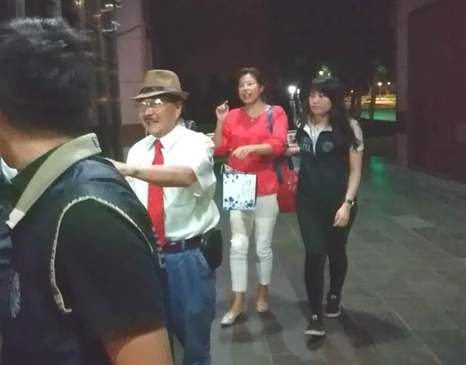 2018年參選台北市議員的愛國同心會成員張秀葉（中），用一桌8000元的免費餐飲招待選民，最高法院判刑3年5月定讞。（本報資料照片）