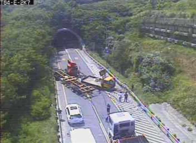 台64線東西向快速道路2.7公里處25日上午發生車禍，一輛聯結車撞上工程車橫卡在道路上。（翻攝自記者爆料網）