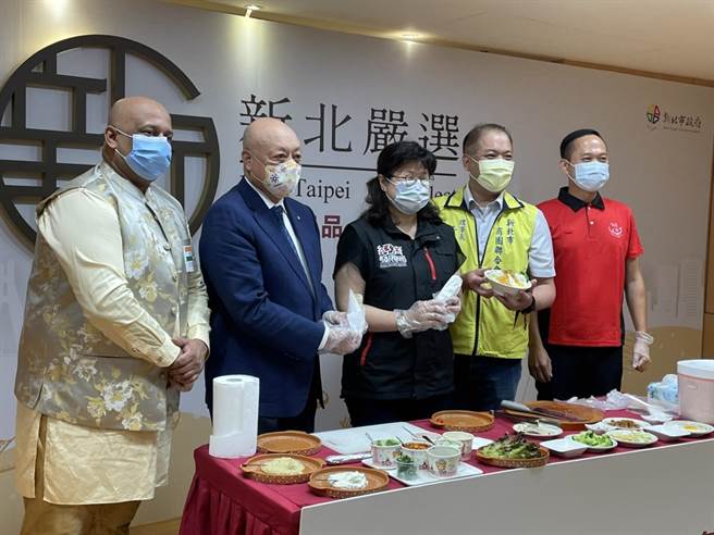 新北市经发局近期推出专属品牌「新北严选」，分别号召30家在地特色产品、30家美食名店，希望振兴疫后庶民经济。（蔡雯如摄）