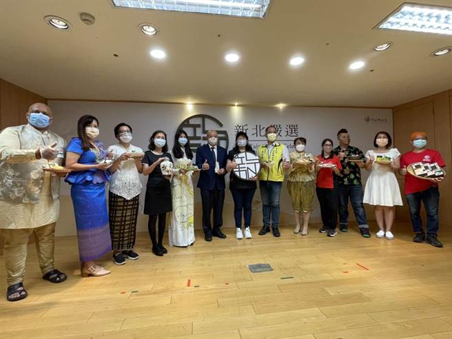 新北市经发局近期推出专属品牌「新北严选」，分别号召30家在地特色产品、30家美食名店，希望振兴疫后庶民经济。（蔡雯如摄）