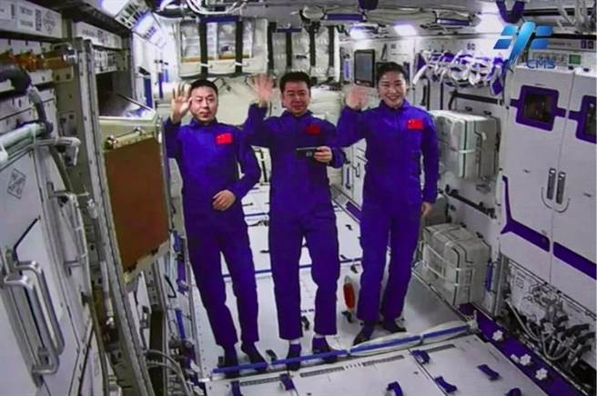 神舟十四號太空人順利進入問天艙。（「中國載人航天」微信公眾號）