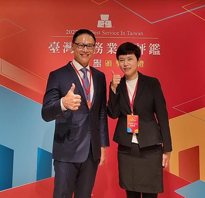 （瓦城泰式餐厅经理Eliza蔡淑玲（右）得到「服务尖兵」肯定，瓦城泰统集团董事长徐承义表示，同仁尽心照顾客人，自己的责任是照顾同仁。图／瓦城泰统集团提供）