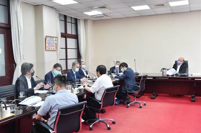 行政院長蘇貞昌今（25日）上午8時召開擴大防疫會議。（行政院提供）