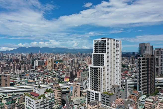 设计优良的建物不仅为城市美学加分，同时也能让房地产保值性提升，全新完工的太阳帝国，俨然已成为双和甚至北台湾的城市景观代表。(照片/得邦广告提供)

