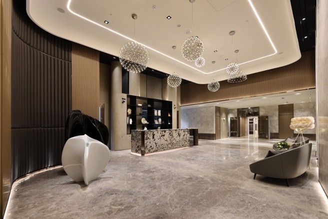 一楼大厅摆放建筑女帝札哈‧哈帝(Zaha Hadid)大型花器Flow艺术品，三楼百坪单层私人公设会所，回家像渡假，每天都能享受高质感与品味的都会生活。(照片/得邦广告提供)