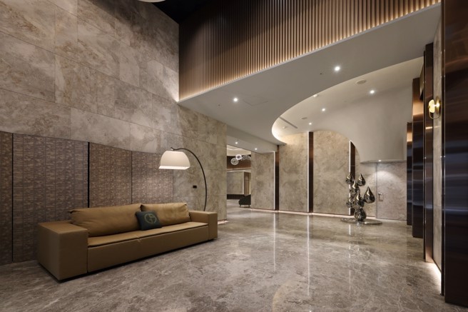 兼顾人性隐私的豪宅二进式的大厅设计，低调的区格访客与住户，让居住更有保障也让家更有温度，在四大名师联手打造的「太阳帝国」里一览无遗。(照片/得邦广告提供)