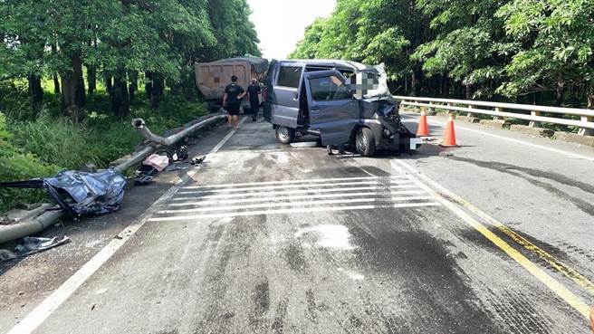 枋寮沿山公路重大车祸，2伤者无生命迹象送医急救。(警方提供)