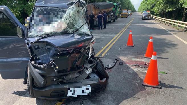 枋寮沿山公路重大车祸，2伤者无生命迹象送医急救。(警方提供)