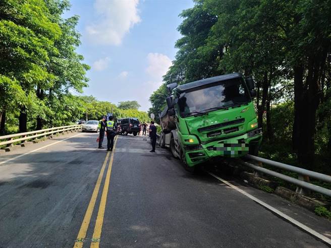 枋寮沿山公路重大车祸，2伤者无生命迹象送医急救。(警方提供)