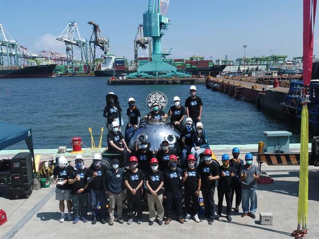 国立中山大学开发、台湾第一艘MIT迷你潜艇继成功打造水下维生系统后，再加入空调「舒适系统」，日前更首次由2位操作员同时入舱，于高雄港下水实测成功。（国立中山大学提供／袁庭尧高雄传真）