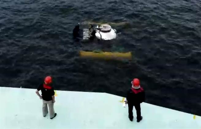 国立中山大学开发、台湾第一艘MIT迷你潜艇继成功打造水下维生系统后，再加入空调「舒适系统」，日前更首次由2位操作员同时入舱，于高雄港下水实测成功。（国立中山大学提供／袁庭尧高雄传真）