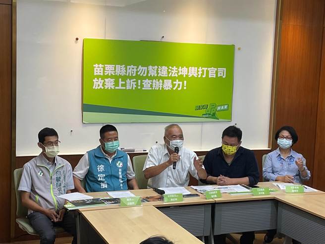 苗栗县造桥乡龙升村坤舆掩埋场21日爆发流血衝突，民进党立委洪申翰、汤蕙祯、民进党苗栗县长参选人徐定桢今（25日）在立法院召开记者会。（叶书宏摄）