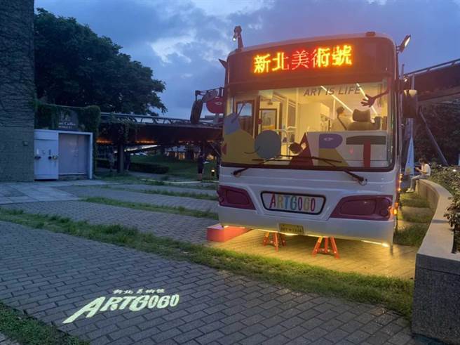新北市儿童艺术节29日将在新北市民广场登场，新北市美术馆ARTGOGO艺术行动巴士也将进驻在广场内，开放亲子免费体验。（新北市文化局提供）