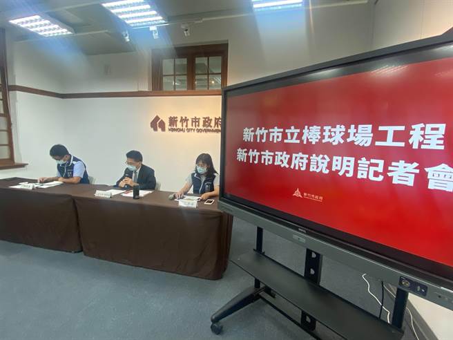 新竹市代理市长陈章贤（中）25日亲上火线举行记者会说明市府针对新竹棒球场的善后工作。（陈育贤摄）