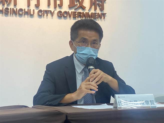 新竹市代理市长陈章贤坦承市府与工程单位为赶工而造成细项的品质不足，他再次代表市府向大眾道歉，但强调验收过程持续中。（陈育贤摄）