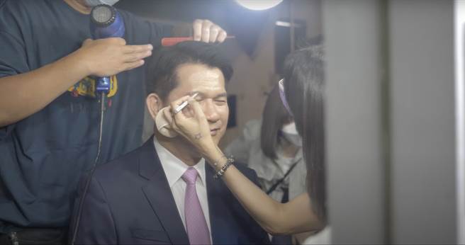 林佳龍為拍攝定裝照進行梳化，不過這竟成為他臨時放鳥媒體不接受採訪的理由。（林佳龍競選辦公室提供）