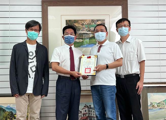 復兴商工培育许多美术人才，成绩辉煌，校长王志诚即将荣退，新北市长侯友宜今日特地走访，并亲手递上感谢状。（李奇叡摄）