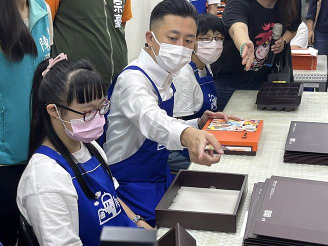 民進黨桃園市長參選人林智堅25日至寶貝夢想起飛工作坊參訪，談及台大教授蘇宏達直指論文事件是醜聞，他直呼「未審先判他難以接受」。（陳夢茹攝）