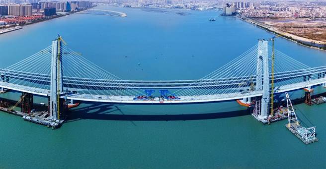 图为今年4月6日，福厦高铁安海湾特大桥成功合龙。（中新社）