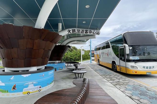台湾好行「大鹏湾琉球线」从高铁左营站直达东港、大鹏湾。　图：大鹏湾国家风景区管理处／提供