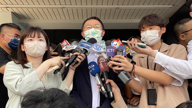 对面林佳龙民调落后，竞选团队发言人李坤城表示皆以平常心看待。（吕健豪摄）