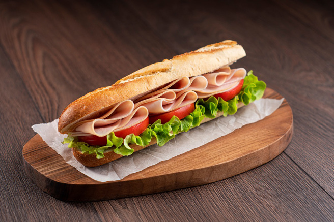 英国男子2017年吃火腿三明治后感到肠胃不适，并在之后5年受胀气困扰，臭屁放不停。(示意图/达志影像)