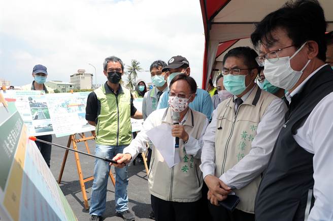 台南市长黄伟哲视察安定交流道北出口匝道新增车道及南科联外道路等工程。（洪荣志摄）