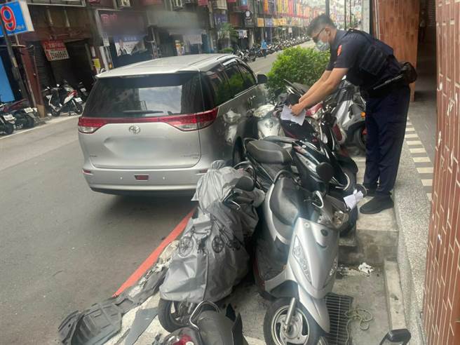 一輛銀色休旅車突然失控，直接撞倒停放在路旁的10輛機車。（警方提供／李奇叡新北傳真）