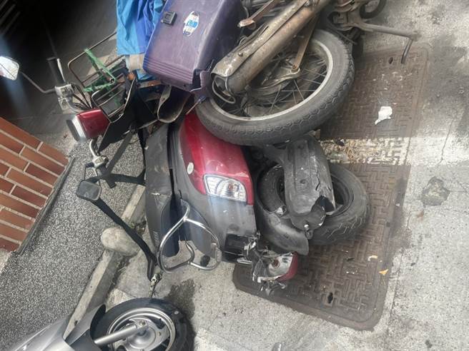 被撞倒的機車。（警方提供／李奇叡新北傳真）