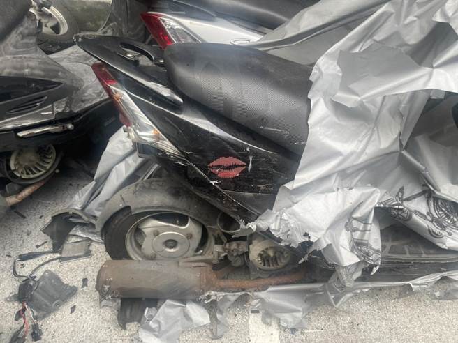 停放在路旁的機車遭受無妄之災。（警方提供／李奇叡新北傳真）