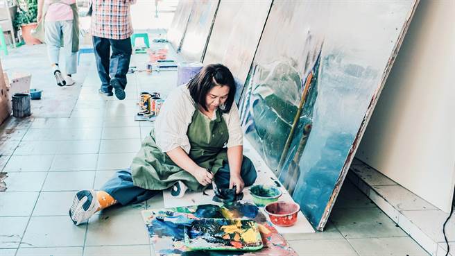 儘管腳麻，鍾欣凌仍專注作畫。（桂田文化藝術基金會提供）