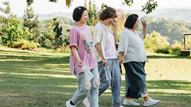 下集裡，楊貴媚（左起）、鍾欣凌、嚴藝文將前往《俗女》拍攝景點一遊。（桂田文化藝術基金會提供）