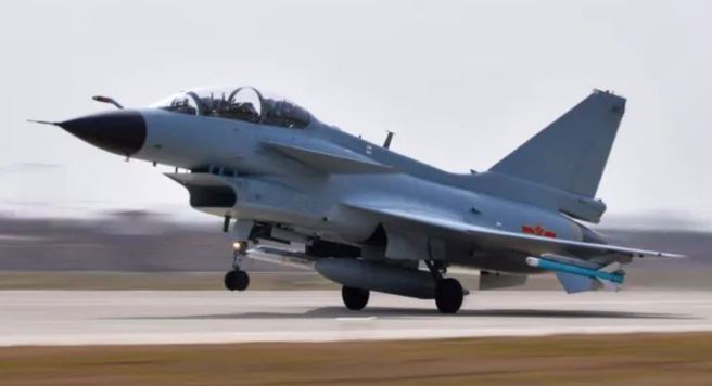 石家庄飞行学院首批歼-10飞行学员驾机接受贴近实战的演训。（解放军报微信公号）