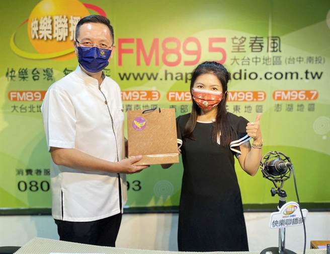 大甲警分局暑假預防犯罪宣導，分局長吳燕山今天上廣播節目加以宣導。（警方提供）