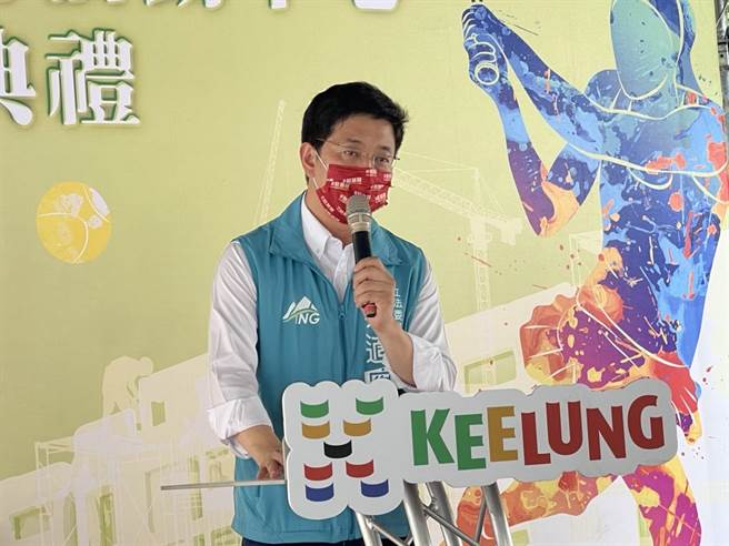 立委蔡适应提及，市民体育中心伴随基隆人很长时间，使用频率高。（陈彩玲摄）