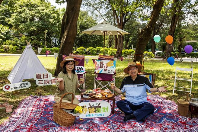 邓雨贤纪念音乐会「夏日˙三线情」，8月6日以野餐音乐市集呈邓雨贤的音乐，县长杨文科（右）和文化局长李安妤（左）邀民眾参与。（罗浚滨摄）