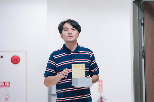 杨铭威饰演个性内向的班导曾抱谦。（TVBS提供）