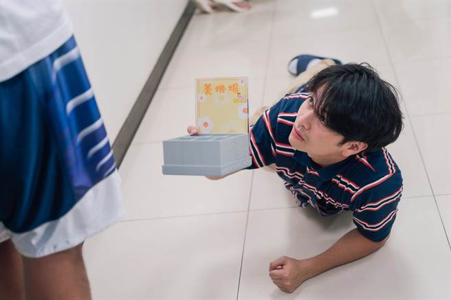 杨铭威饰演的老师曾抱谦跌倒后匍匐前进。（TVBS提供）