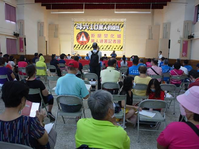 云林县斗六市发起「反焚化炉万人连署」，要求经济部工业局正式行文保证不兴建。（张朝欣摄）